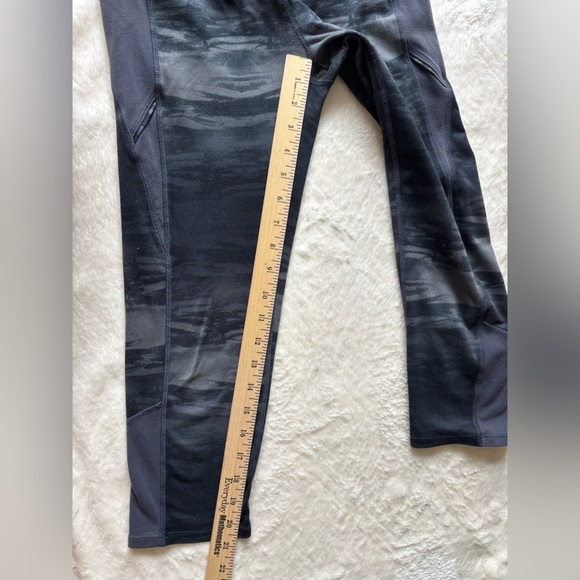 Athleta Capris Size XS Waist band Yoga Leg Opening Black and Gray - Picture 7 of 11